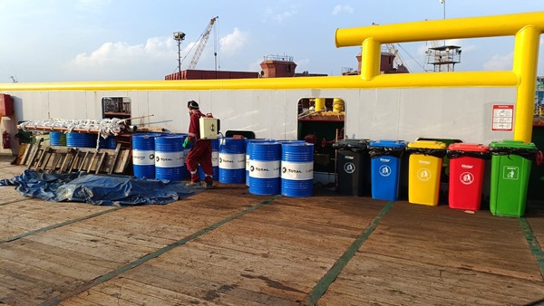 Spraying pest control Photo