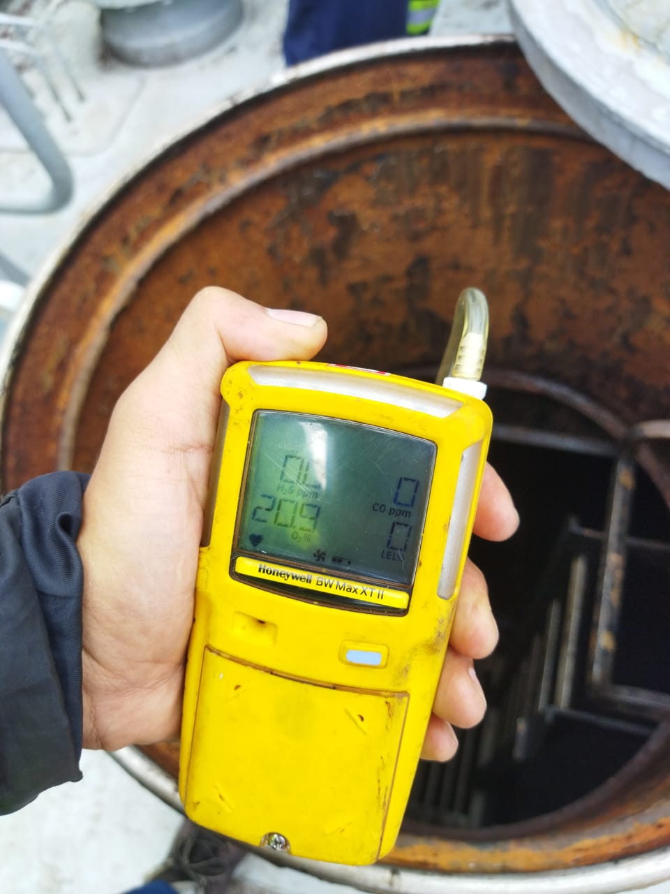 Surveyor inspect  free gass Photo