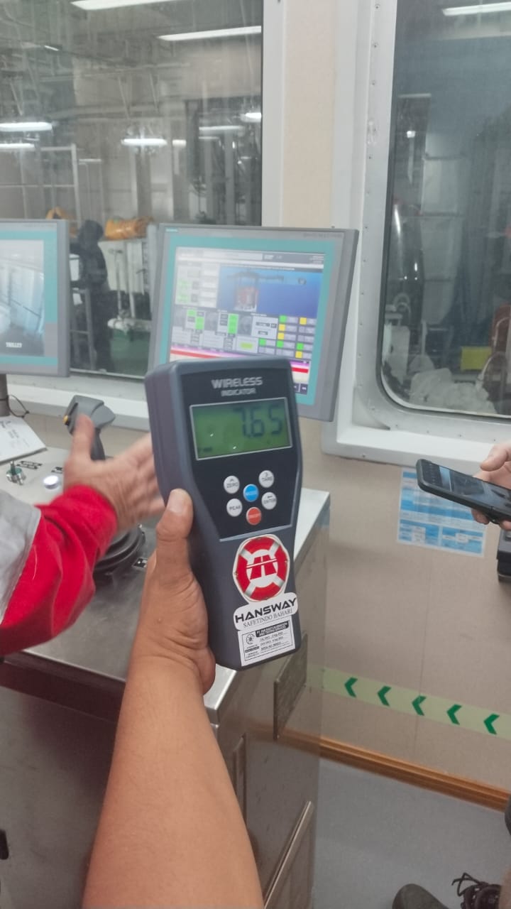 Holding test at 8.6 tons Photo